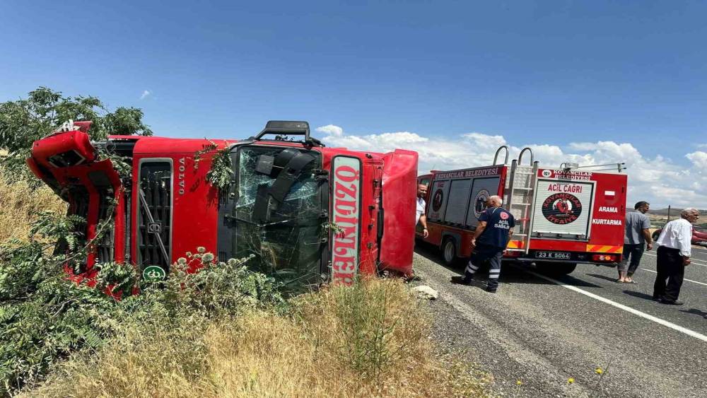 Elazığ&rsquo;da tır devrildi: 1 yaralı
