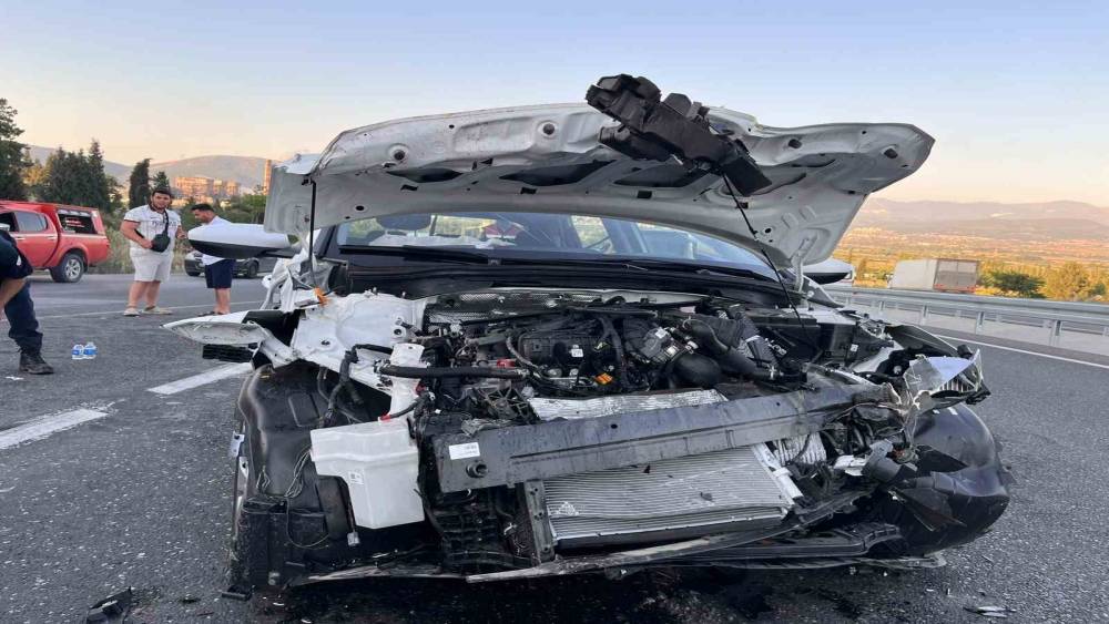 Yatağan&rsquo;da tıra &ccedil;arpan otomobil hurdaya d&ouml;nd&uuml;: 2 yaralı

