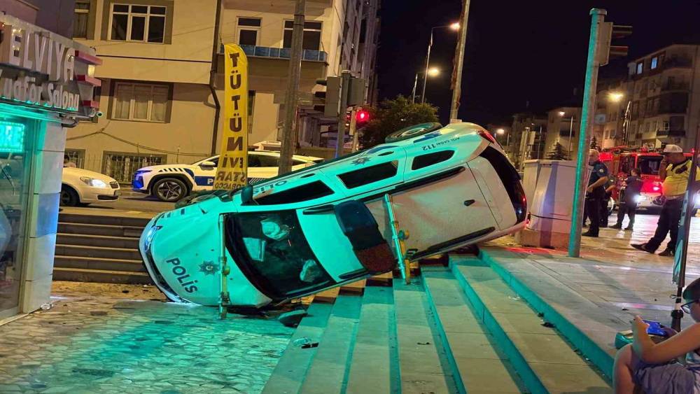 Otomobille &ccedil;arpışan polis aracı yan yattı: 2&rsquo;si bek&ccedil;i 3 yaralı
