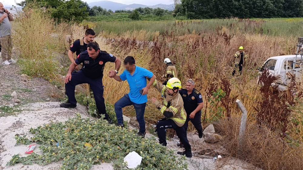Kamyonet tarlaya u&ccedil;tu: S&uuml;r&uuml;c&uuml; yaralandı
