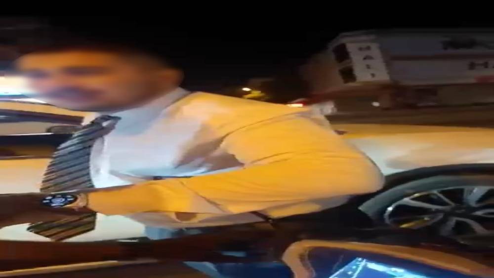 Esenyurt&rsquo;ta motosikletlinin &ouml;n&uuml;n&uuml; kesti, k&uuml;f&uuml;r edip tokatladı
