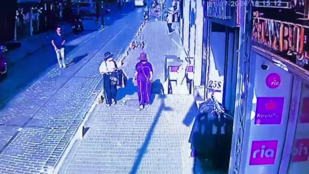 Fatih&rsquo;te kadın turistlerin c&uuml;zdanını &ccedil;aldılar: &Ccedil;ocuk ş&uuml;phelilerin su&ccedil; dosyası kabarık &ccedil;ıktı
