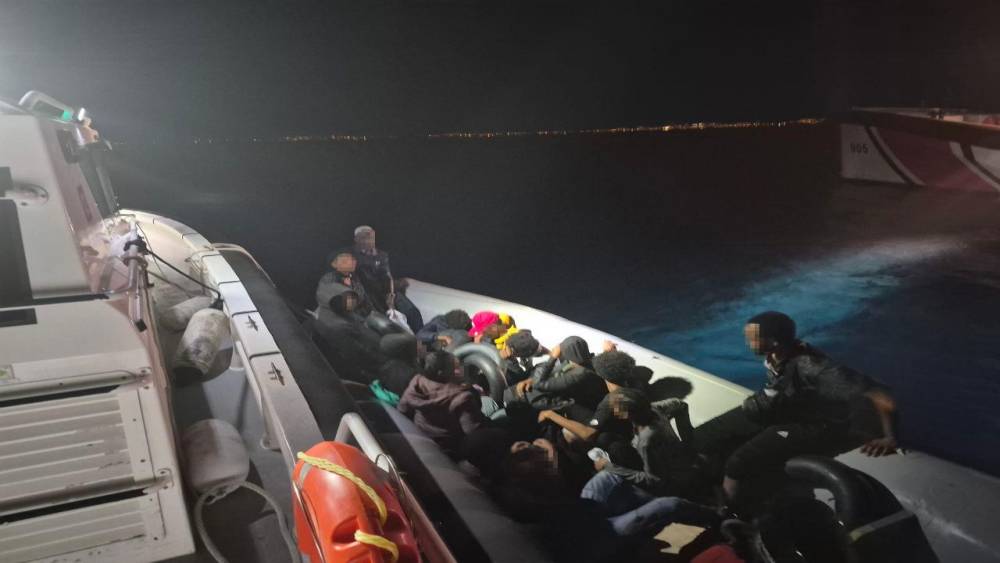 İzmir a&ccedil;ıklarında hareketli lastik bot durduruldu: 14 d&uuml;zensiz g&ouml;&ccedil;men yakalandı
