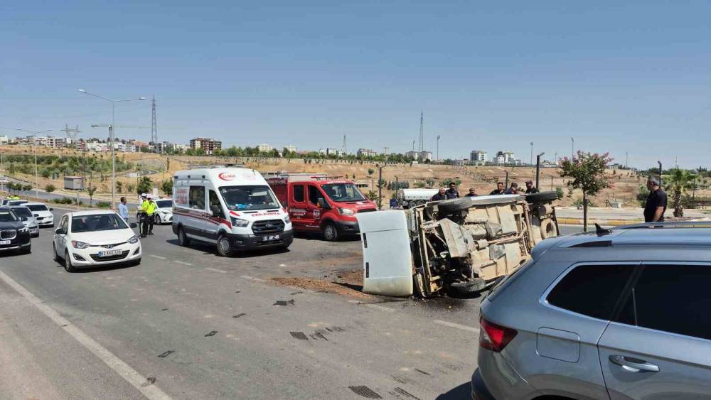 Otomobil ref&uuml;je &ccedil;arparak takla attı: 1 yaralı
