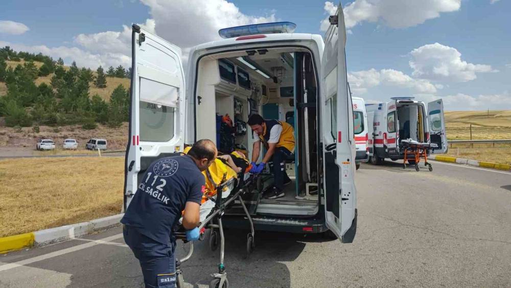 Sivas&rsquo;ta feci kaza: 1&rsquo;i ağır 8 yaralı
