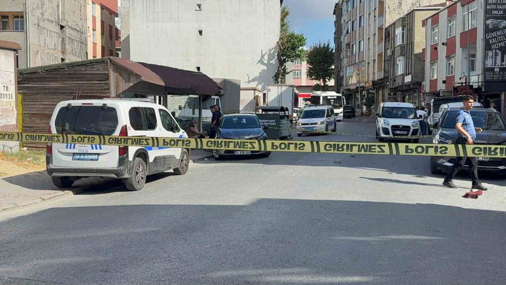 Esenyurt&rsquo;ta kanlı pusu: 2 kişi silahla vuruldu
