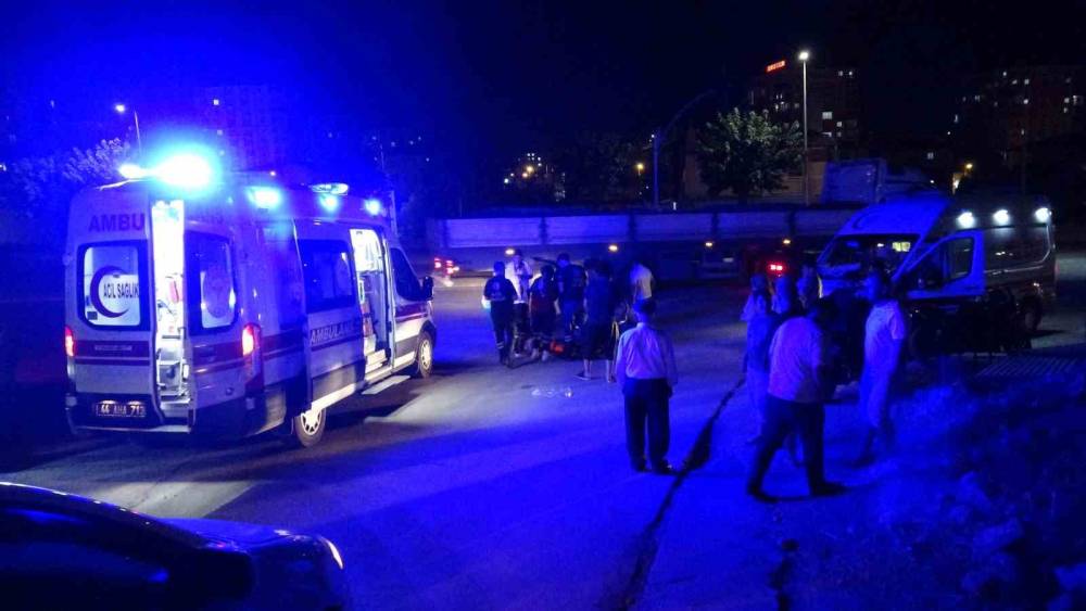 Malatya&rsquo;da otomobil motosiklete &ccedil;arptı: 2 kardeş yaralandı
