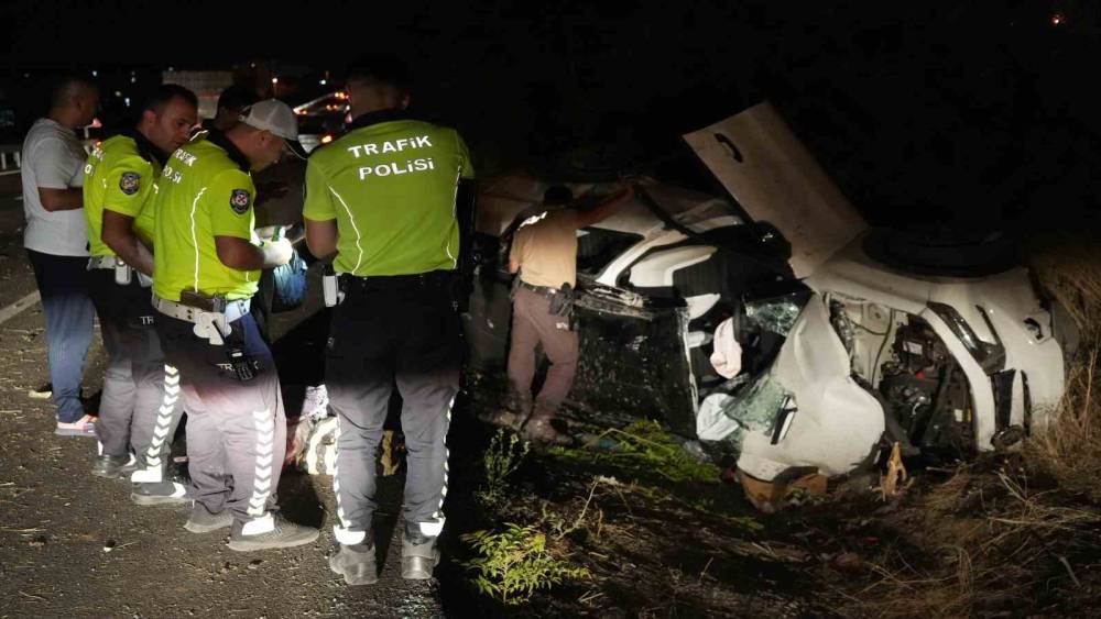 Takla atan otomobil hurdaya d&ouml;nd&uuml;: 2 yaralı
