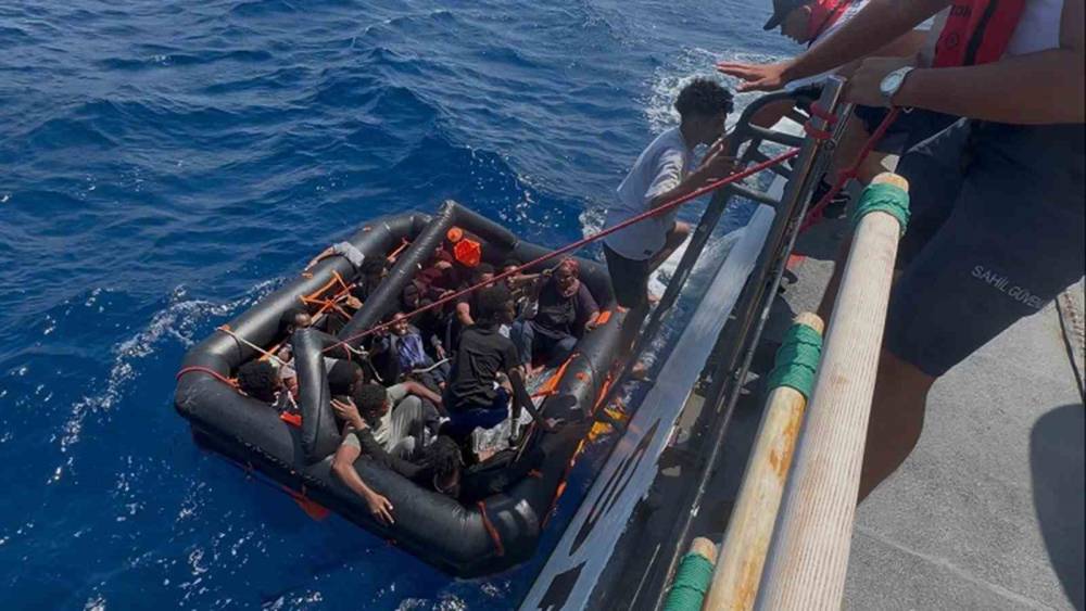 Yunan sahil g&uuml;venlik 16 d&uuml;zensiz g&ouml;&ccedil;meni T&uuml;rk karasularına geri itti
