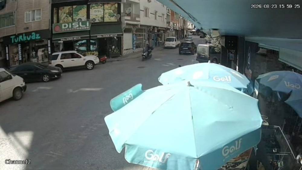 Kavşakta otomobilin motosiklete &ccedil;arptığı kaza kamerada: 1 yaralı
