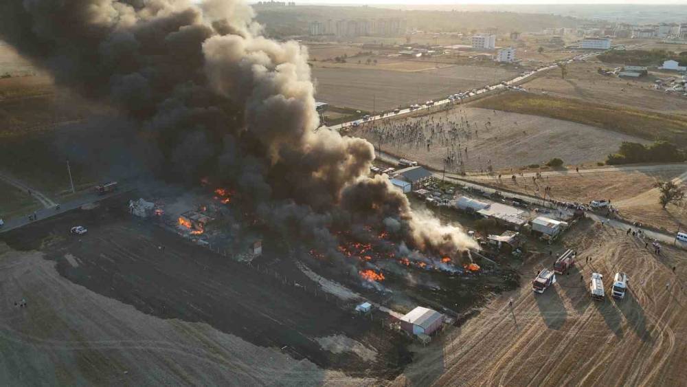 Tekirdağ&rsquo;da geri d&ouml;n&uuml;ş&uuml;m tesisinde yangın: Dumanlar g&ouml;ky&uuml;z&uuml;n&uuml; kapladı

