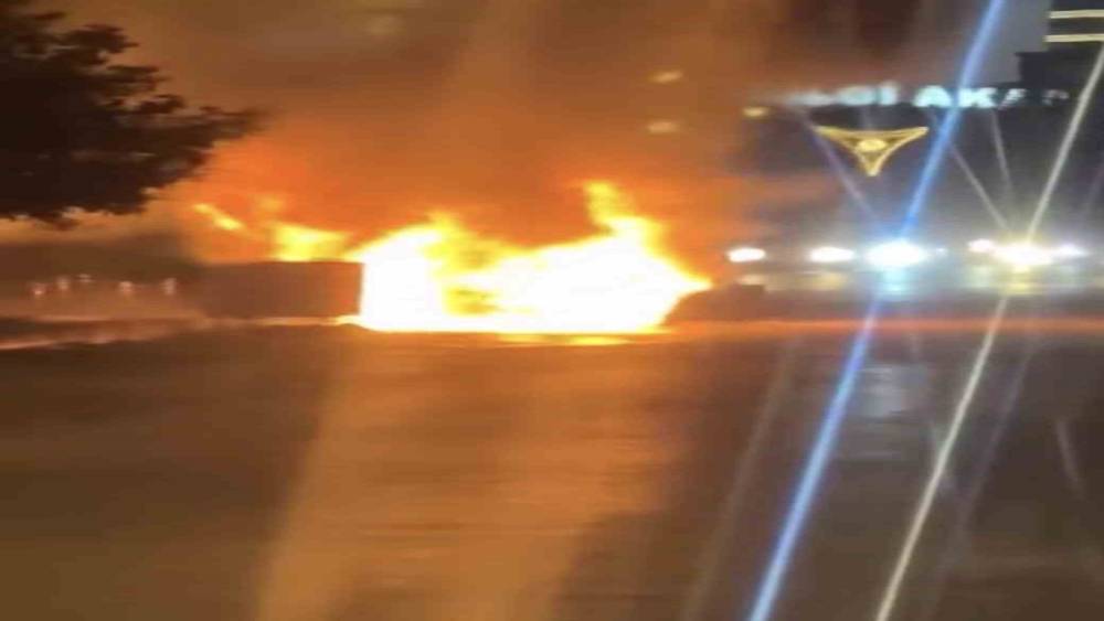 Samsun&rsquo;da seyir halindeki otomobil alev topuna d&ouml;nd&uuml;
