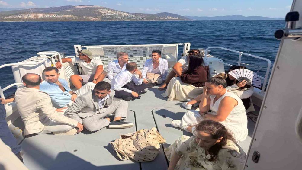 Yelkenli teknede d&uuml;zensiz g&ouml;&ccedil;menler ve yabancı uyruklu 2 g&ouml;&ccedil;men ka&ccedil;ak&ccedil;ısı yakalandı
