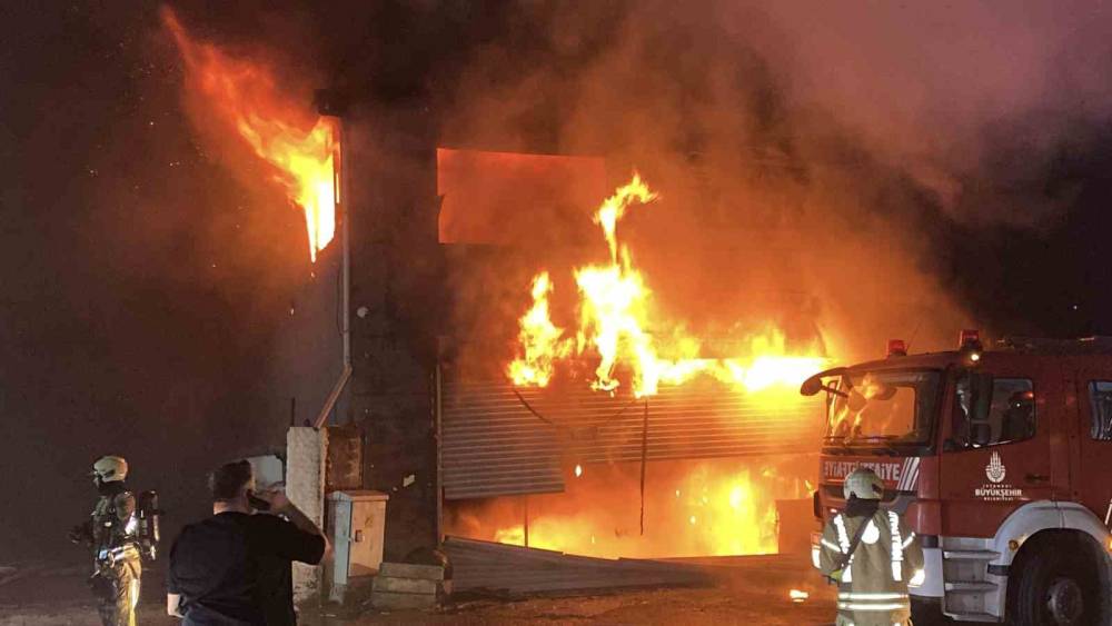 Esenyurt&rsquo;ta lastik&ccedil;i d&uuml;kkanında &ccedil;ıkan yangın 5 iş yerine sı&ccedil;radı
