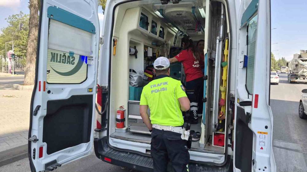 Adıyaman&rsquo;da otomobil ile hafif ticari ara&ccedil; &ccedil;arpıştı: 1 yaralı
