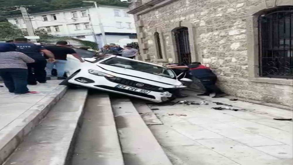 Kontrolden &ccedil;ıkan otomobil, m&uuml;zenin &ouml;n&uuml;ndeki merdivenlerden aşağı d&uuml;şt&uuml;
