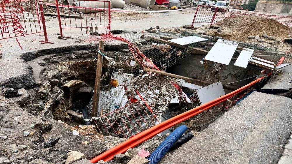 Ankara&rsquo;da sel sonrası yol yarıldı, hasarın boyutu g&uuml;n ağarınca ortaya &ccedil;ıktı
