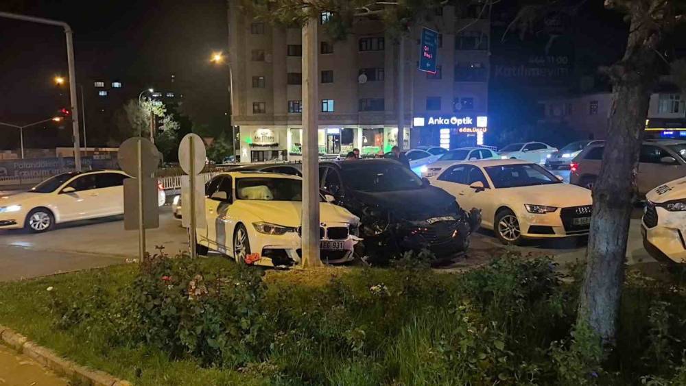 Erzurum&rsquo;da kavşakta otomobiller &ccedil;arpıştı: 2 yaralı

