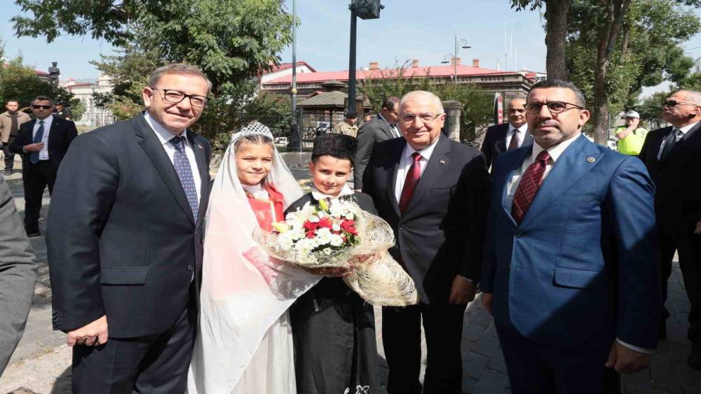 Bakan G&uuml;ler, Kars Valiliğini ve Belediyesini ziyaret etti
