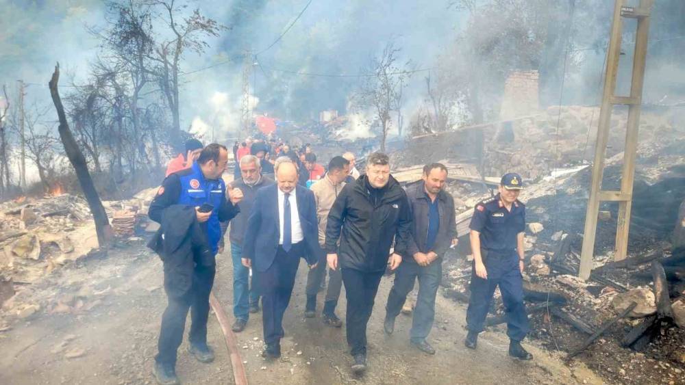 Vali Meftun Dallı&rsquo;dan 11 evin k&uuml;le d&ouml;nd&uuml;ğ&uuml; yangınla ilgili a&ccedil;ıklama: "Kontrol altında, soğutma &ccedil;alışmaları devam ediyor"
