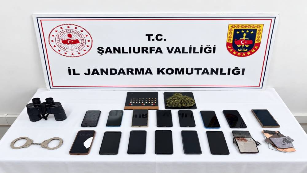 Mısır tarlasında yakalanan dolandırıcıların ev ve arabasından &ccedil;ıkanlar hayrete d&uuml;ş&uuml;rd&uuml;

