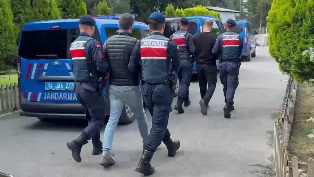 Bolu&rsquo;da sahte altınları kuyumculara satmaya &ccedil;alışan 3 ş&uuml;pheli su&ccedil;&uuml;st&uuml; yakalandı
