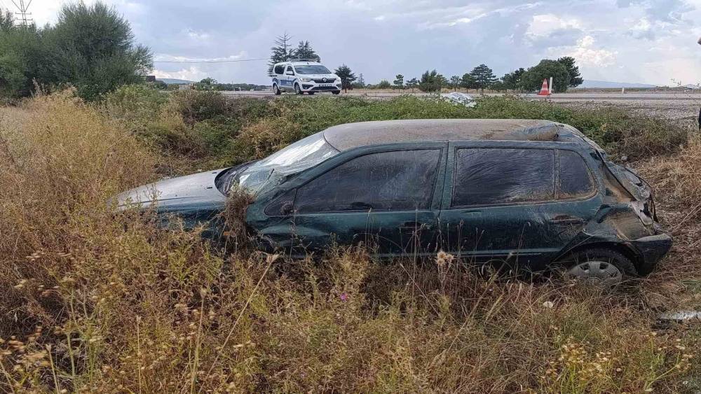 Kaygan yolda kontrolden &ccedil;ıkan otomobil şarampole devrildi: 1 yaralı
