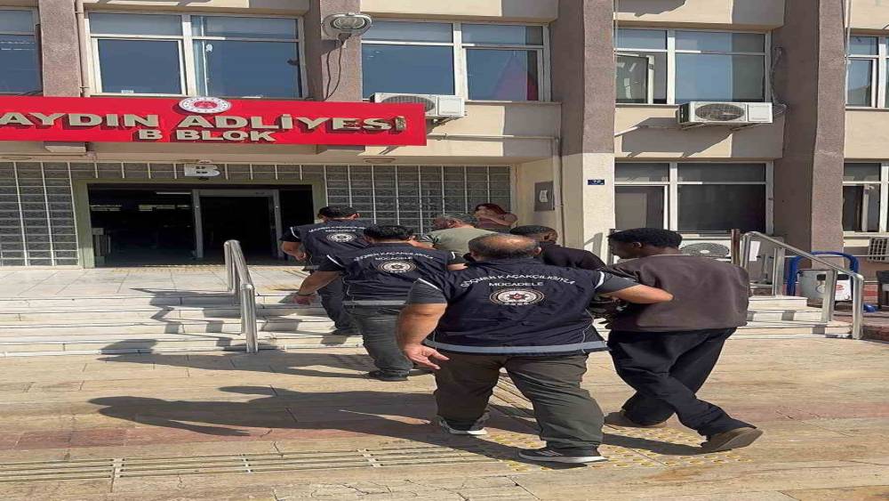 Efeler&rsquo;de 31 d&uuml;zensiz g&ouml;&ccedil;men yakalandı: 2 tutuklama
