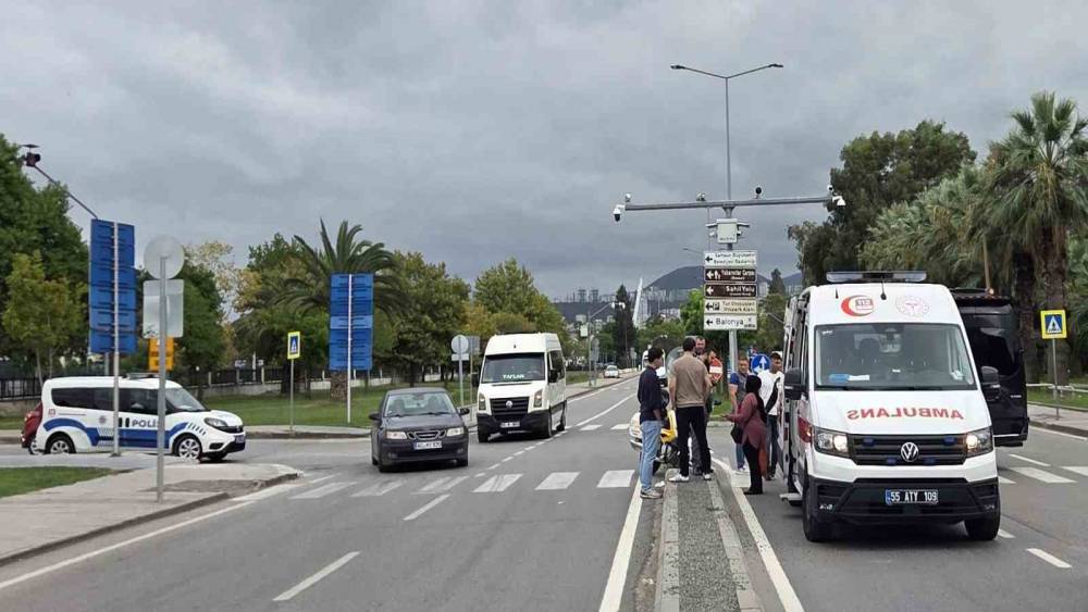 Motosiklet s&uuml;r&uuml;c&uuml;s&uuml; annesinin yanındaki &ccedil;ocuğa &ccedil;arpıp ka&ccedil;tı
