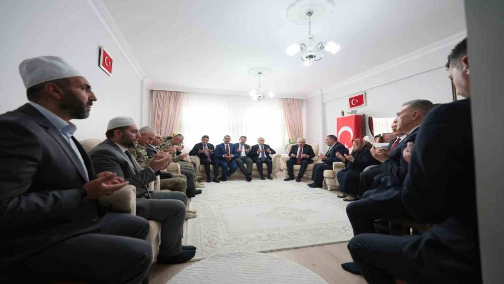 Bakan G&uuml;ler, şehit Jandarma Er Emin Polat&rsquo;ın baba ocağını ziyaret etti
