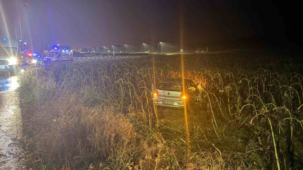 &Ccedil;orum&rsquo;da otomobil tarlaya u&ccedil;tu: 2 yaralı
