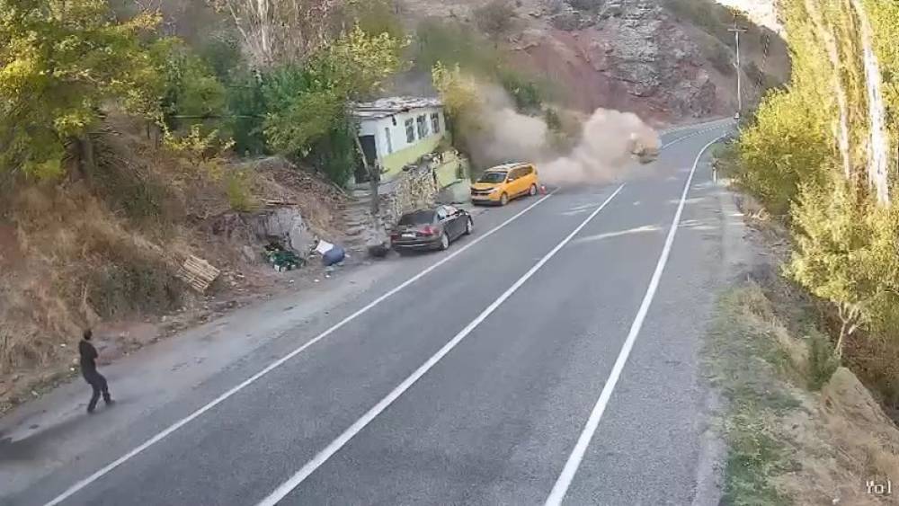 Dağdan yuvarlanan kaya parçası ev ve araçları teğet geçti: O anlar kamerada
