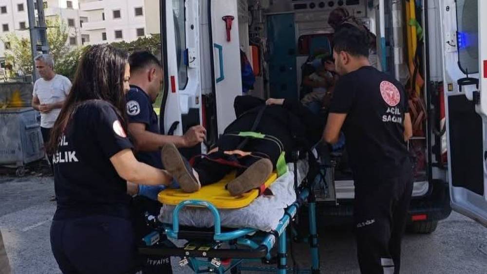 D&ouml;rtyol&rsquo;da iki otomobil &ccedil;arpıştı: 3 yaralı
