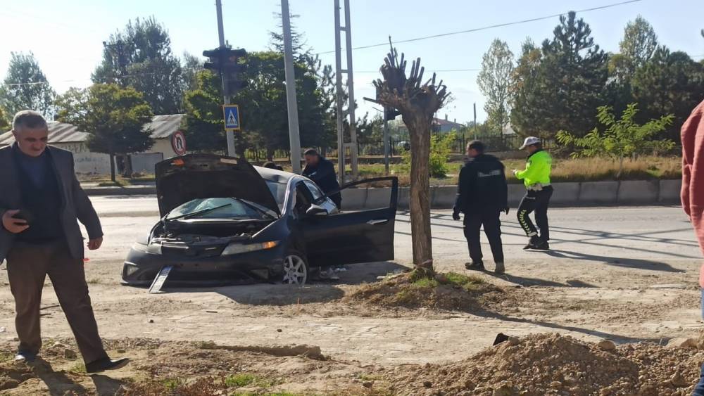 Van&rsquo;da 1 kişinin &ouml;ld&uuml;ğ&uuml;, 4 kişinin yaralandığı kazanın g&uuml;venlik kamerası g&ouml;r&uuml;nt&uuml;leri ortaya &ccedil;ıktı
