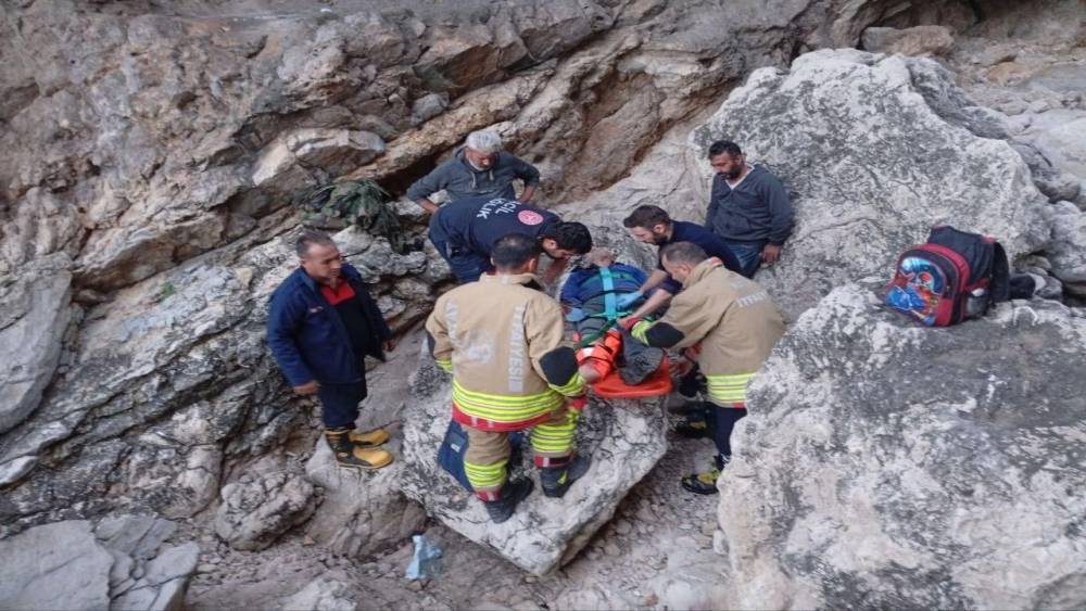 Balık tutmaya giderken kayalıklardan d&uuml;şen şahıs yaralandı
