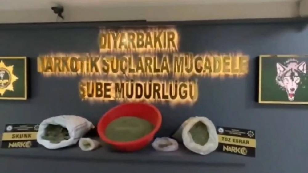 Diyarbakır&rsquo;da uyuşturucu madde, silah ve mermi ele ge&ccedil;irildi: 67 kişi tutuklandı
