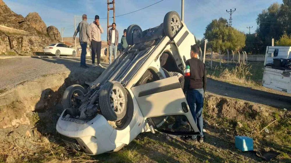 Şarampole takla atan hafif ticari ara&ccedil;tan yara almadan &ccedil;ıktılar
