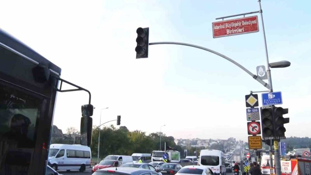 Ey&uuml;psultan&rsquo;da kazada 4 kişi yaralandı: Baba kızına sarıldı, olay yerine gelen anne fenalaştı
