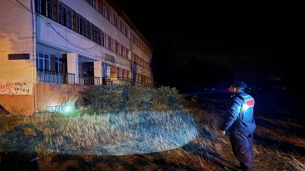 &Ccedil;anakkale&rsquo;de &ccedil;eşitli su&ccedil;lardan aranan 15 ş&uuml;pheli tutuklandı
