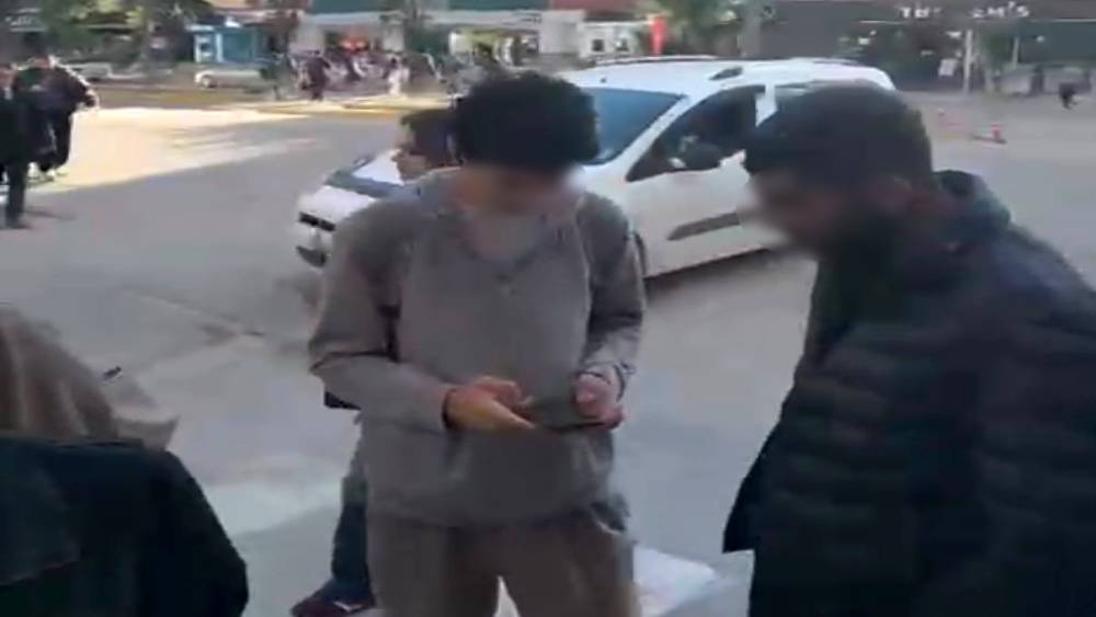 Tespih sattığını iddia ederek &ouml;ğrenciden para talep eden şahıs kamerada
