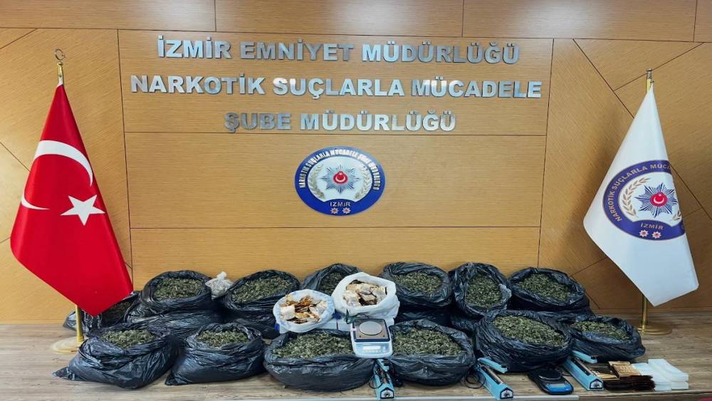 İzmir&rsquo;de uyuşturucu operasyonu: 12 g&ouml;zaltı
