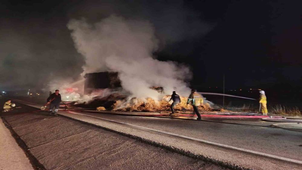 Seyir halindeki saman y&uuml;kl&uuml; tır alev alev yandı
