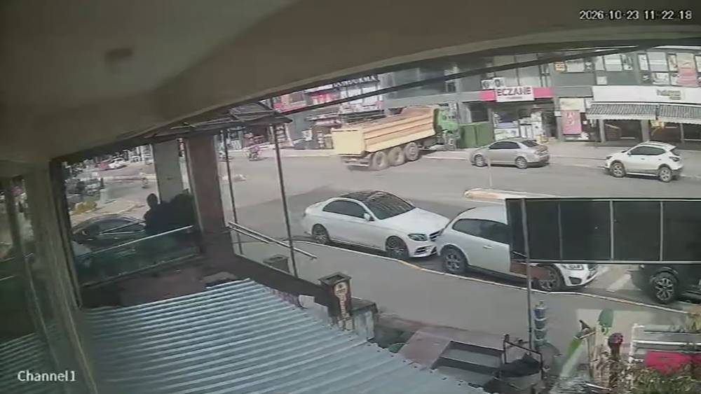 Pendik&rsquo;te hafriyat kamyonunun eczaneye daldığı anlar kamerada
