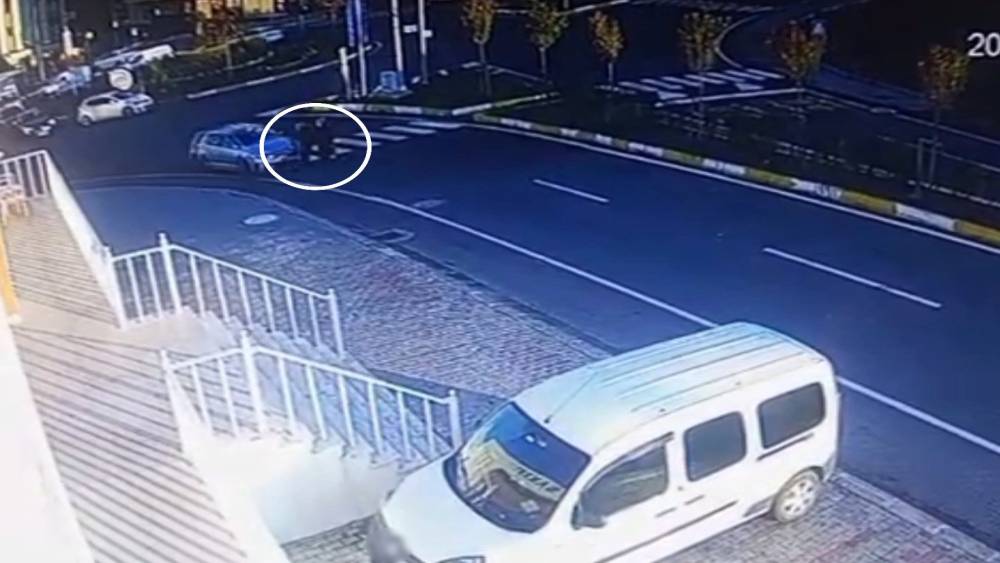 Yaya ge&ccedil;idinde iki &ouml;ğretmene &ccedil;arpan otomobilin dehşet anları kamerada
