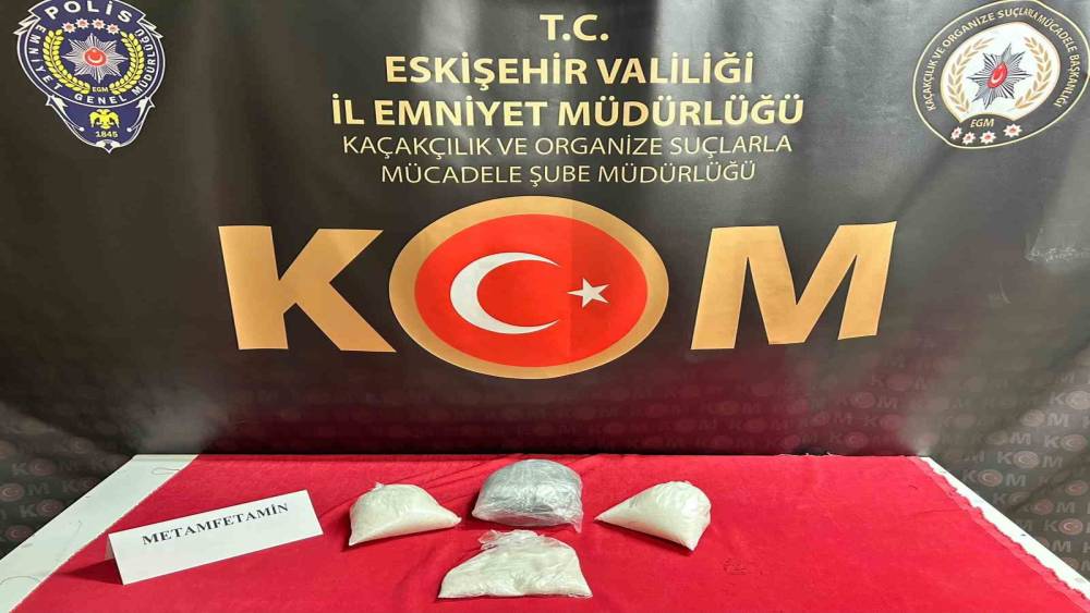 Eskişehir&rsquo;de polis 3 kilo uyuşturucu ve binlerce sentetik hap ele ge&ccedil;irildi
