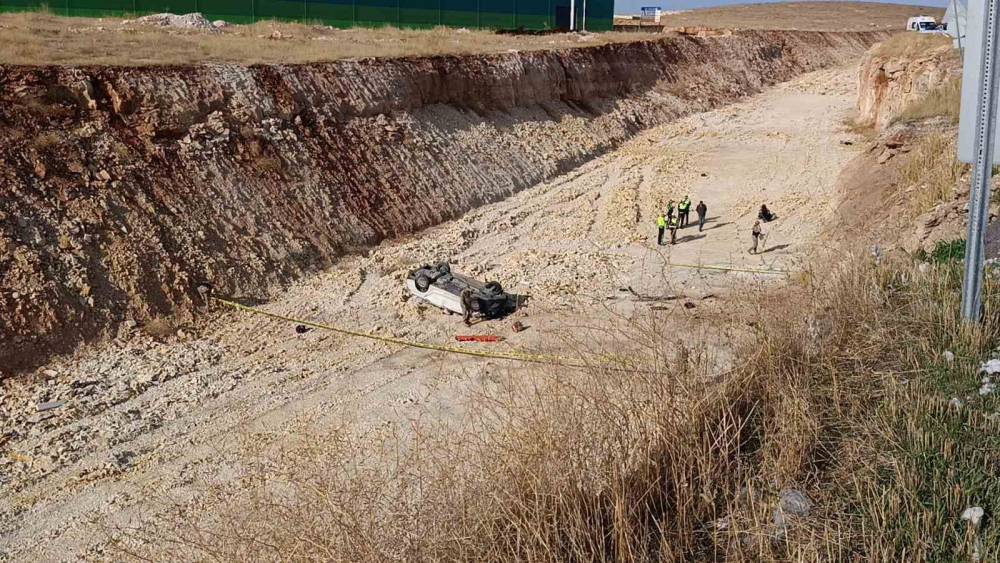 Şanlıurfa&rsquo;da otomobil 15 metre y&uuml;kseklikten &ccedil;alışma yapılan yola u&ccedil;tu: 1 &ouml;l&uuml;
