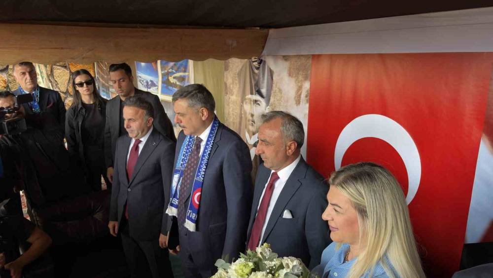 Bakan &Ccedil;ift&ccedil;i: "Erzurumlularla olan irtibatımız ve muhabbetimiz devam ediyor"
