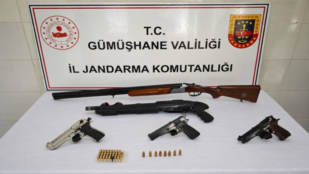 G&uuml;m&uuml;şhane&rsquo;de ka&ccedil;ak silah ve i&ccedil;ki operasyonu
