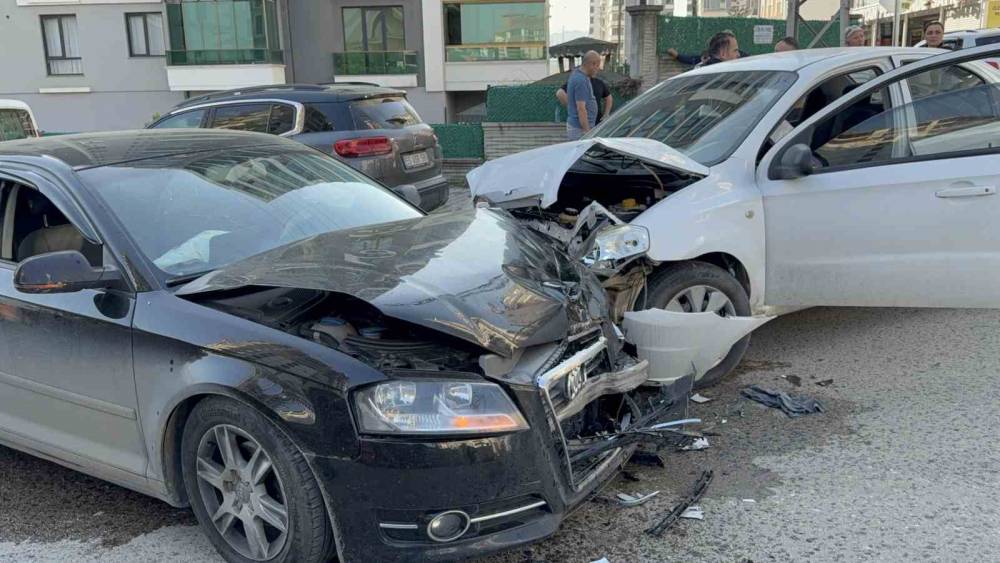 Samsun&rsquo;da otomobiller &ccedil;arpıştı: 3 yaralı
