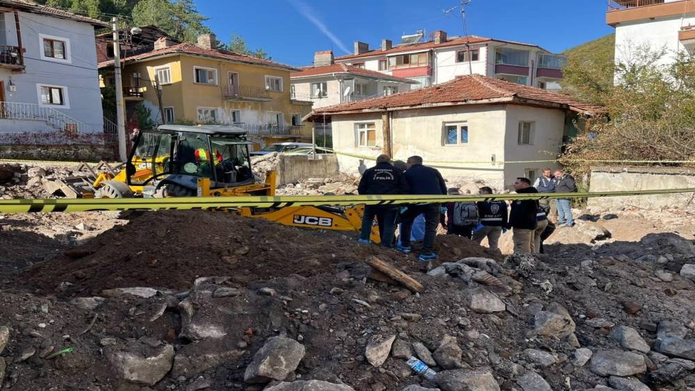 Ankara&rsquo;da 17 yıl &ouml;nce kaybolan kadının evinin altından kemikler &ccedil;ıktı
